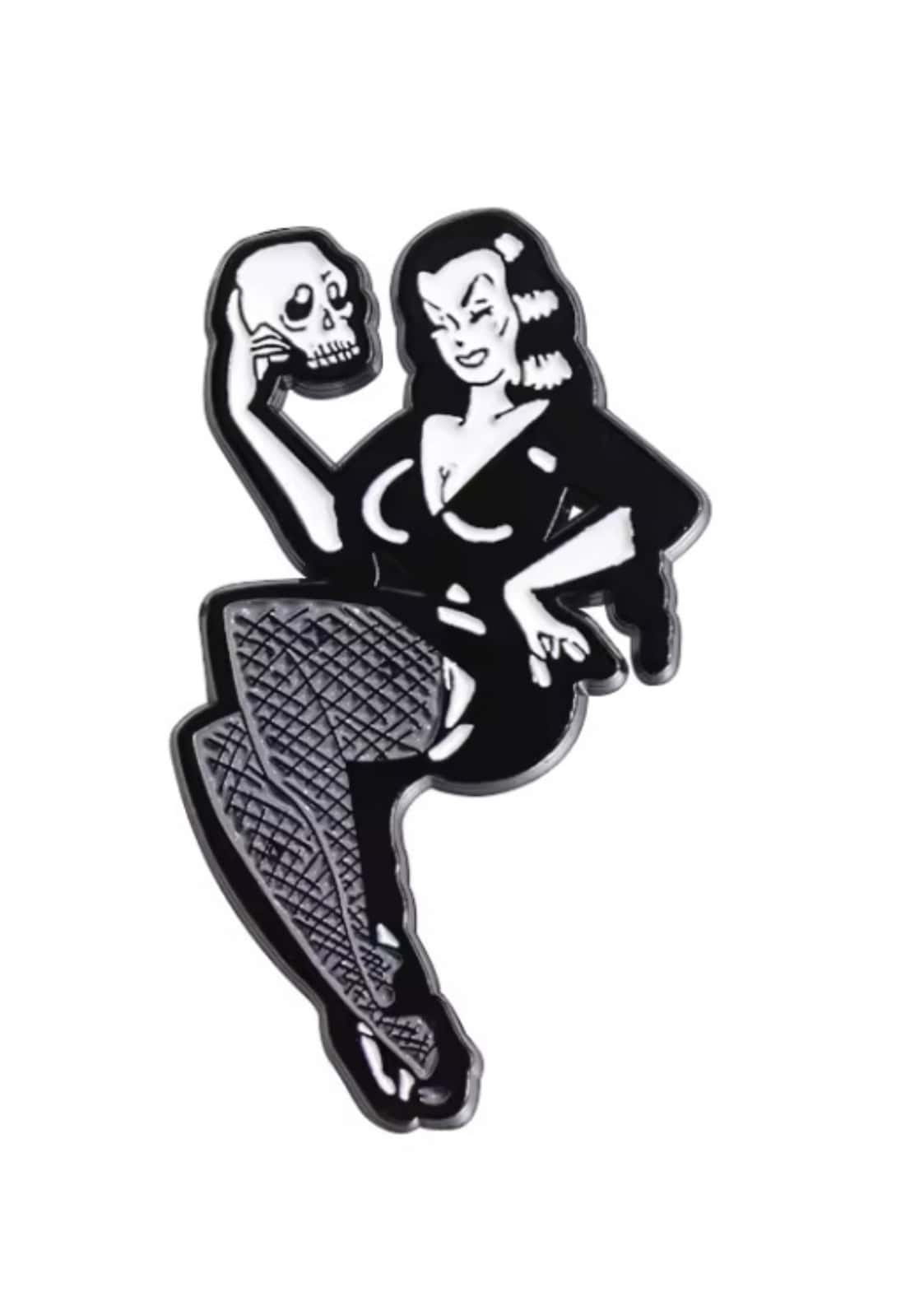 Schwarzweißer dead girl enamel pin mit stylisierter gothic pin-up frau in netzstrümpfen und schädel